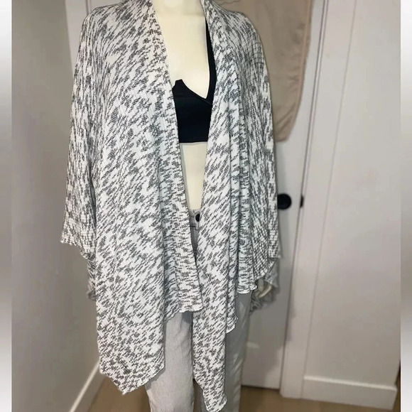 WOVEN HEART BY NORDSTROM OPEN FRONT KNIT WRAP LIGHT GREY AND WHITE O/S - Picture 7 of 9
